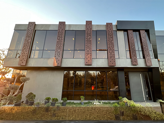 Façade moderne équipée de panneaux perforés en acier Corten au Maroc, offrant un design contemporain, une protection solaire et une finition architecturale haut de gamme.