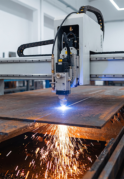 Découpe laser d’une tôle en acier Corten Maroc dans un atelier de fabrication métallique