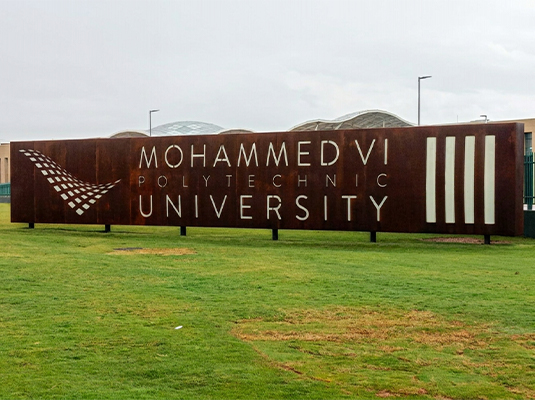 Enseigne monumentale en acier Corten Maroc installée à l’entrée de l’Université Mohammed VI Polytechnique