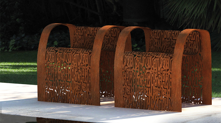 Mobilier urbain en acier Corten Maroc avec panneaux décoratifs découpés installé dans un espace extérieur paysager