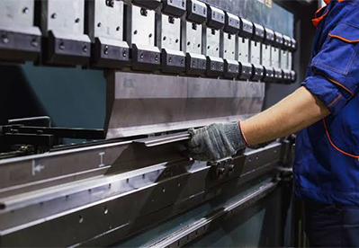 Pliage d’une tôle en acier Corten Maroc sur presse plieuse dans un atelier de fabrication métallique