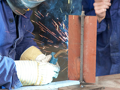 Soudure d’éléments en acier Corten Maroc dans un atelier de fabrication métallique sur mesure