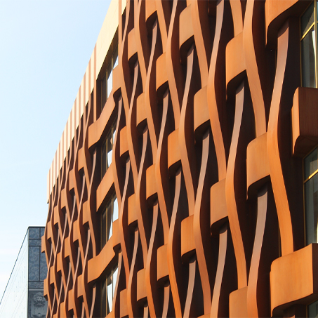 L’acier Corten utilisé pour une façade décorative contemporaine avec motif organique et panneaux brise-soleil