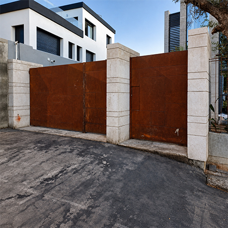 L’acier Corten utilisé pour un portail sur mesure installé à l’entrée d’une villa contemporaine au Maroc
