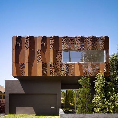 Claustra Corten et prestations sur mesure intégrés à la façade d’une villa contemporaine avec panneaux métalliques perforés