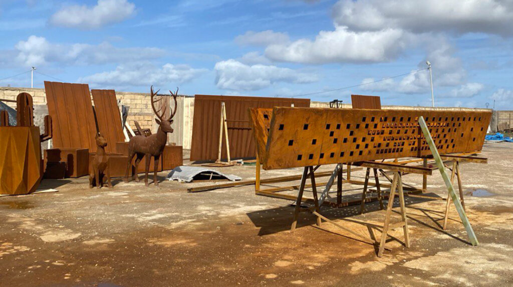 Fabrication de panneaux, sculptures et ouvrages en acier Corten sur mesure dans un atelier spécialisé.