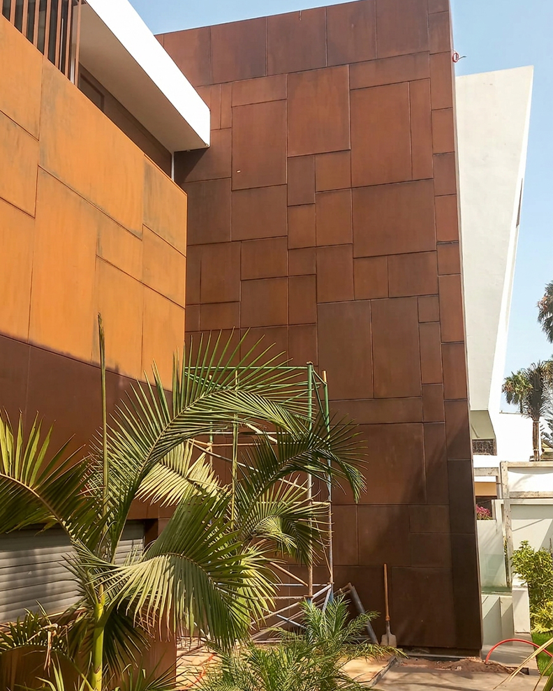Réalisations en acier Corten au Maroc avec façade et bardage en panneaux métalliques patinés sur une villa contemporaine