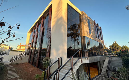 Projets en acier Corten avec panneaux verticaux perforés et brise-soleil installés sur la façade d’un bâtiment contemporain