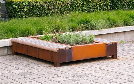 Projets en acier Corten avec jardinière surélevée et banc en bois intégré dans un aménagement extérieur contemporain