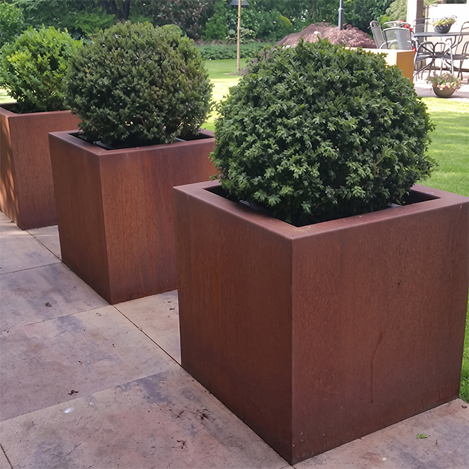 Réalisations en acier Corten au Maroc avec jardinières carrées sur mesure installées dans un jardin contemporain au Maroc