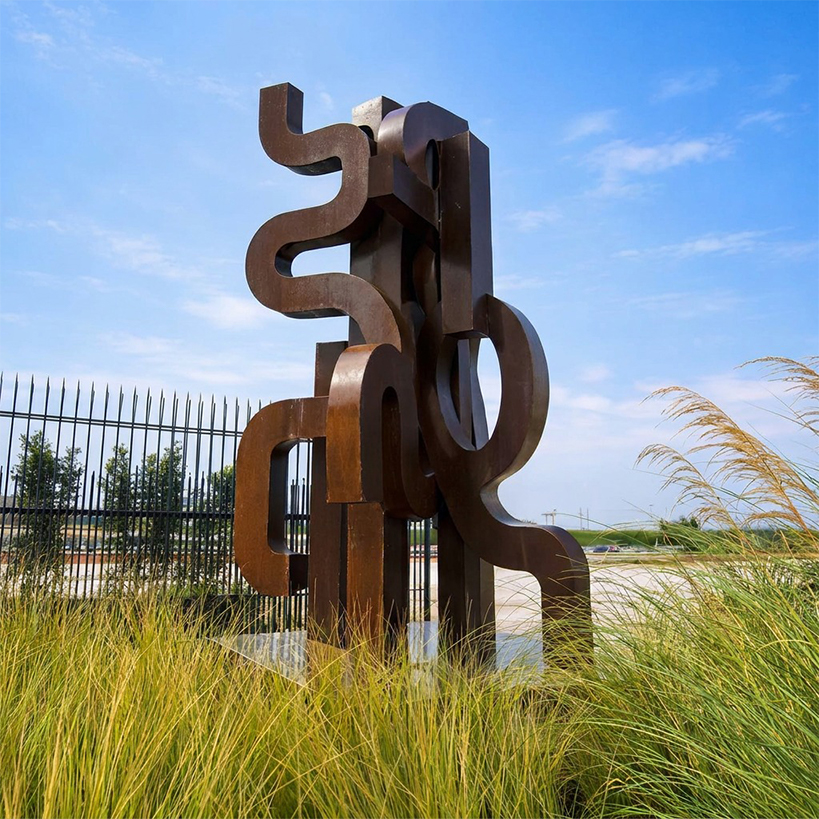 Réalisations en acier Corten au Maroc avec sculpture abstraite monumentale installée dans un espace paysager contemporain
